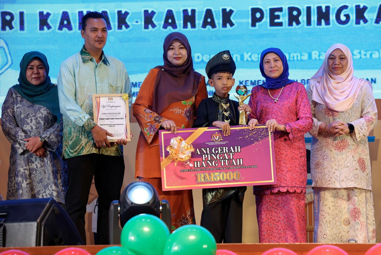 Budak lelaki selamat keluarga daripada kebakaran terima anugerah