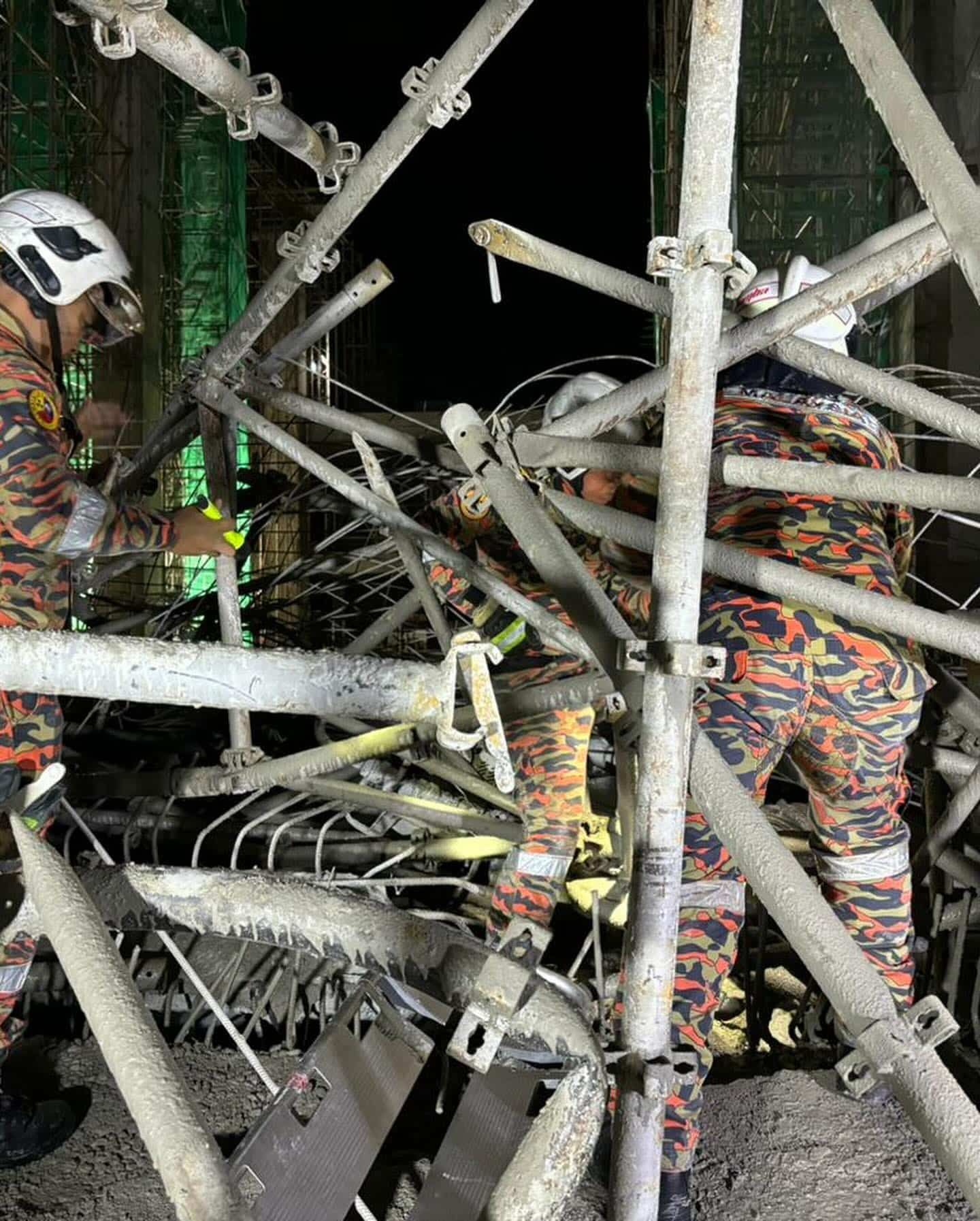 Operasi mencari empat mangsa tertimbus dalam runtuhan gudang diteruskan