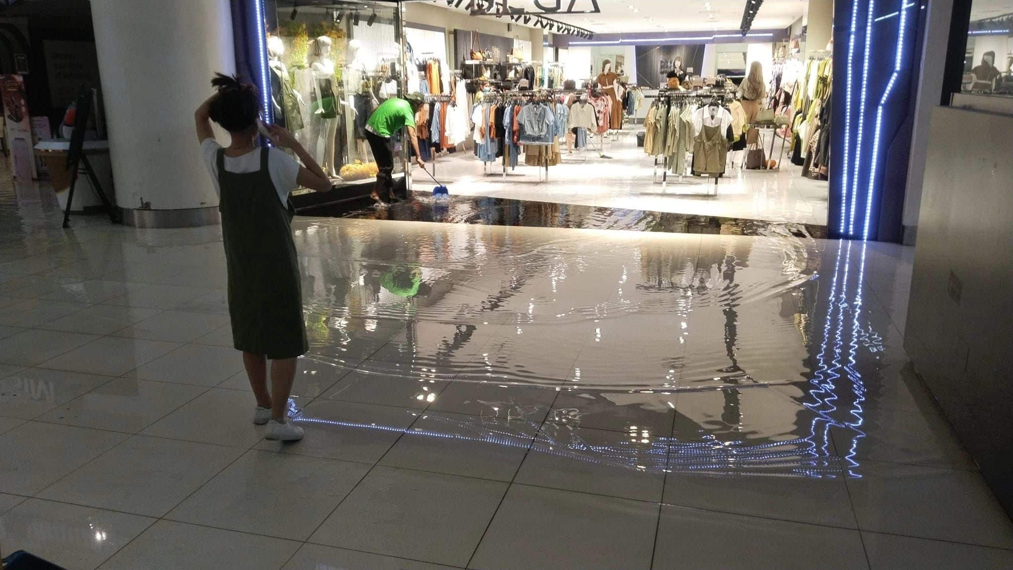 Tiada kecederaan, insiden tidak diingini dalam banjir kilat di Subang Parade