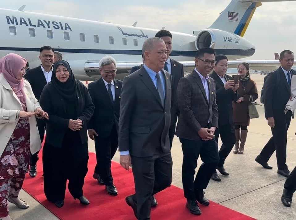 法迪拉礼貌拜会上海市长龚正