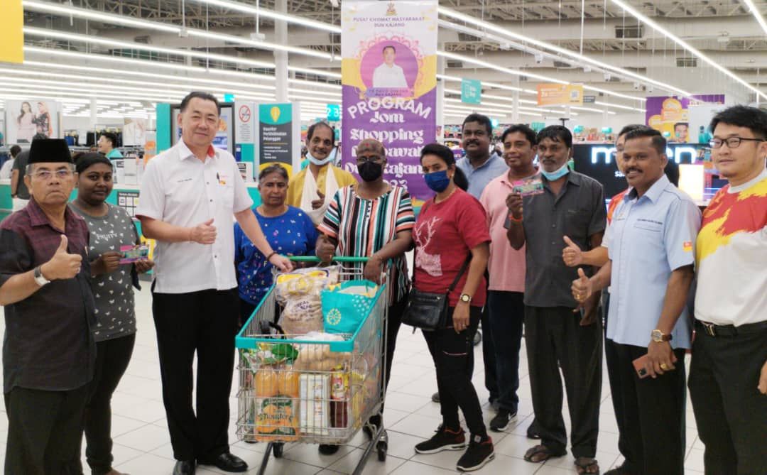 காஜாங் தொகுதியில்  450 பேருக்குத் தீபாவளி பற்றுச் சீட்டு வழங்கப்பட்டது