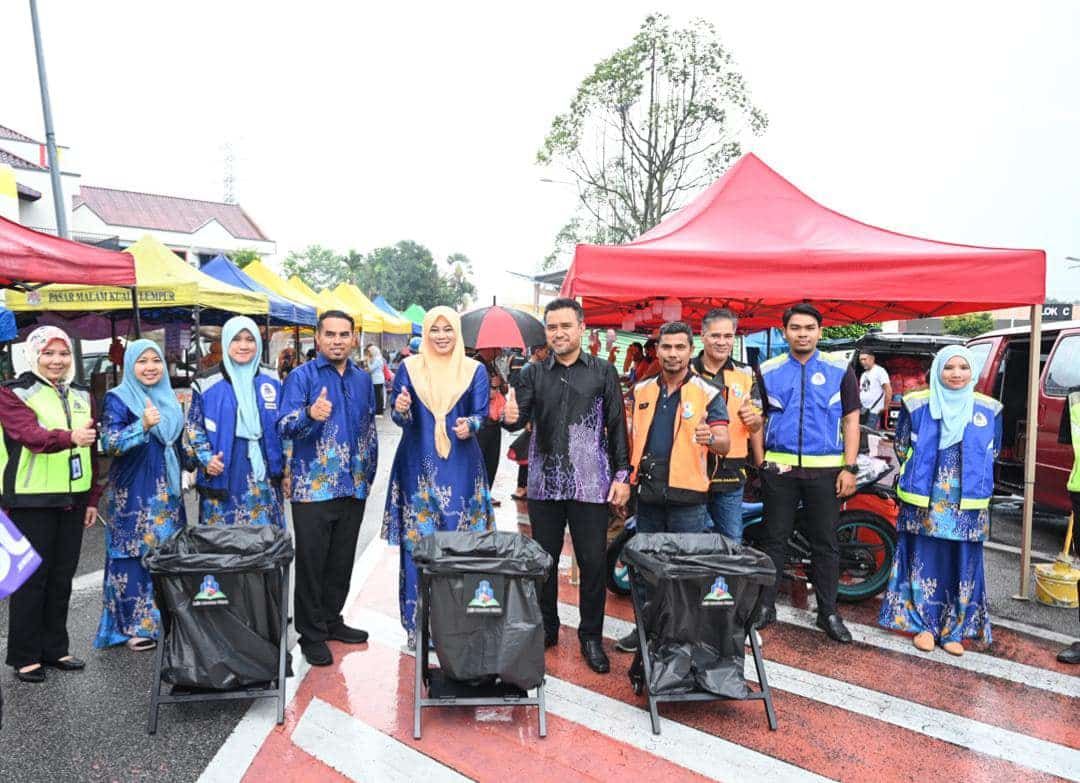 确保夜市清洁卫生  士拉央市会派折叠式垃圾桶