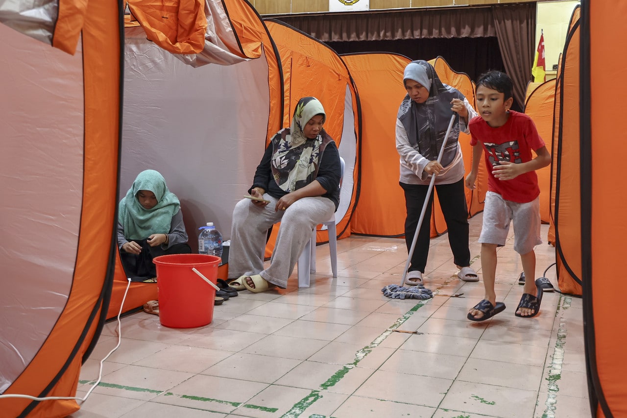 Floods: More evacuated in Selangor, Perak this morning