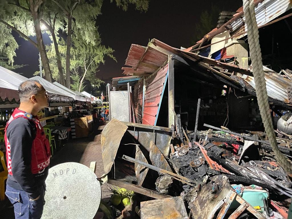 Suami isteri tanggung rugi hampir RM40,000 gerai makanan terbakar