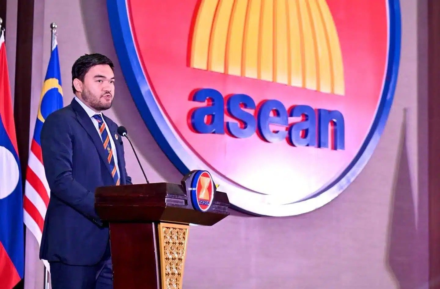 சிலாங்கூர் ராஜா மூடா ஆசியான் இளைஞர் மாநாட்டில்  சிறப்புரையாற்றினார்