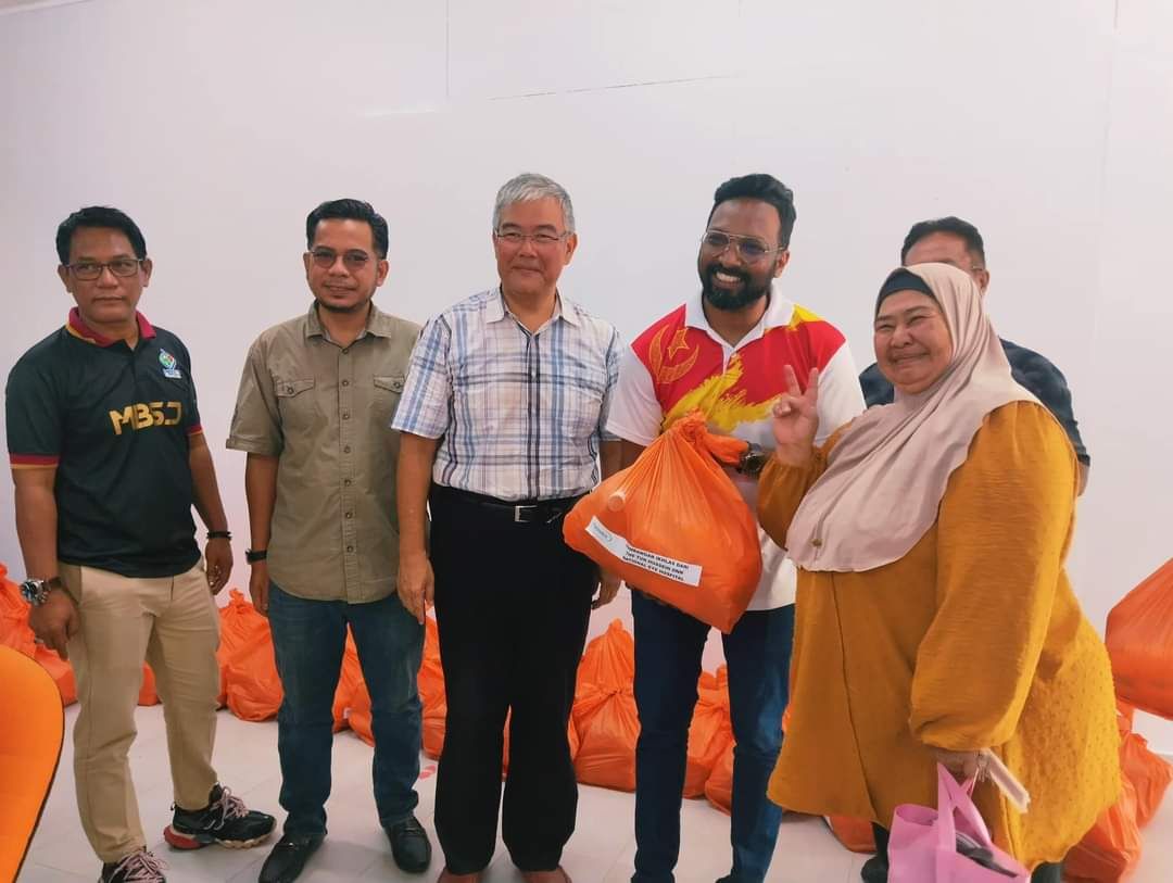 வெள்ளத்தில் பாதிக்கப்பட்டவர்களுக்கு கோத்தா கெமுனிங் தொகுதி ஆதரவில் உதவிப் பொருள் விநியோகம்