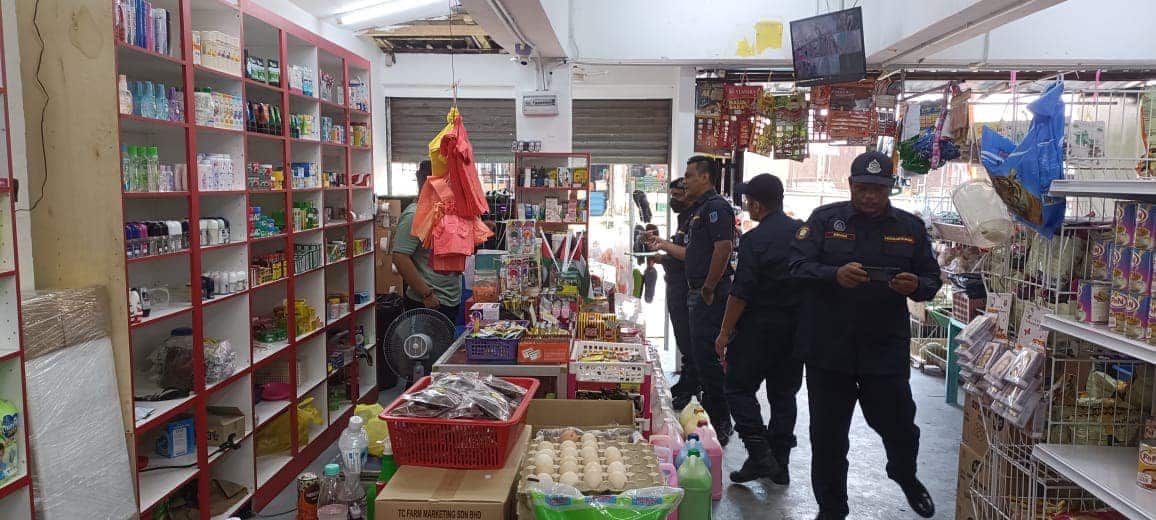 组屋角头间改为杂货店无牌经营 官员上门突击“劳板”充公货品