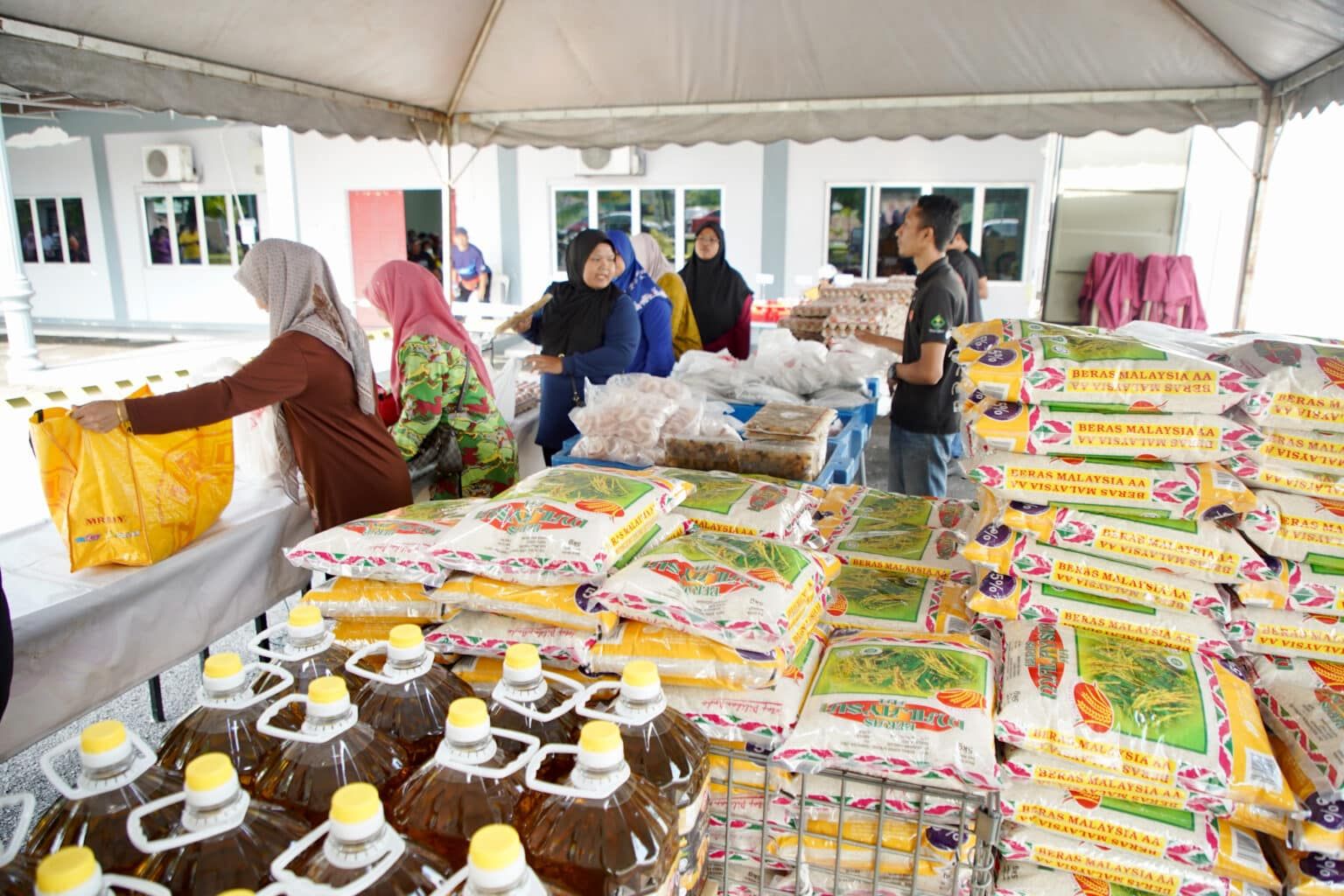 Jualan murah di enam lokasi termasuk dua pasaraya Segi Fresh hari ini