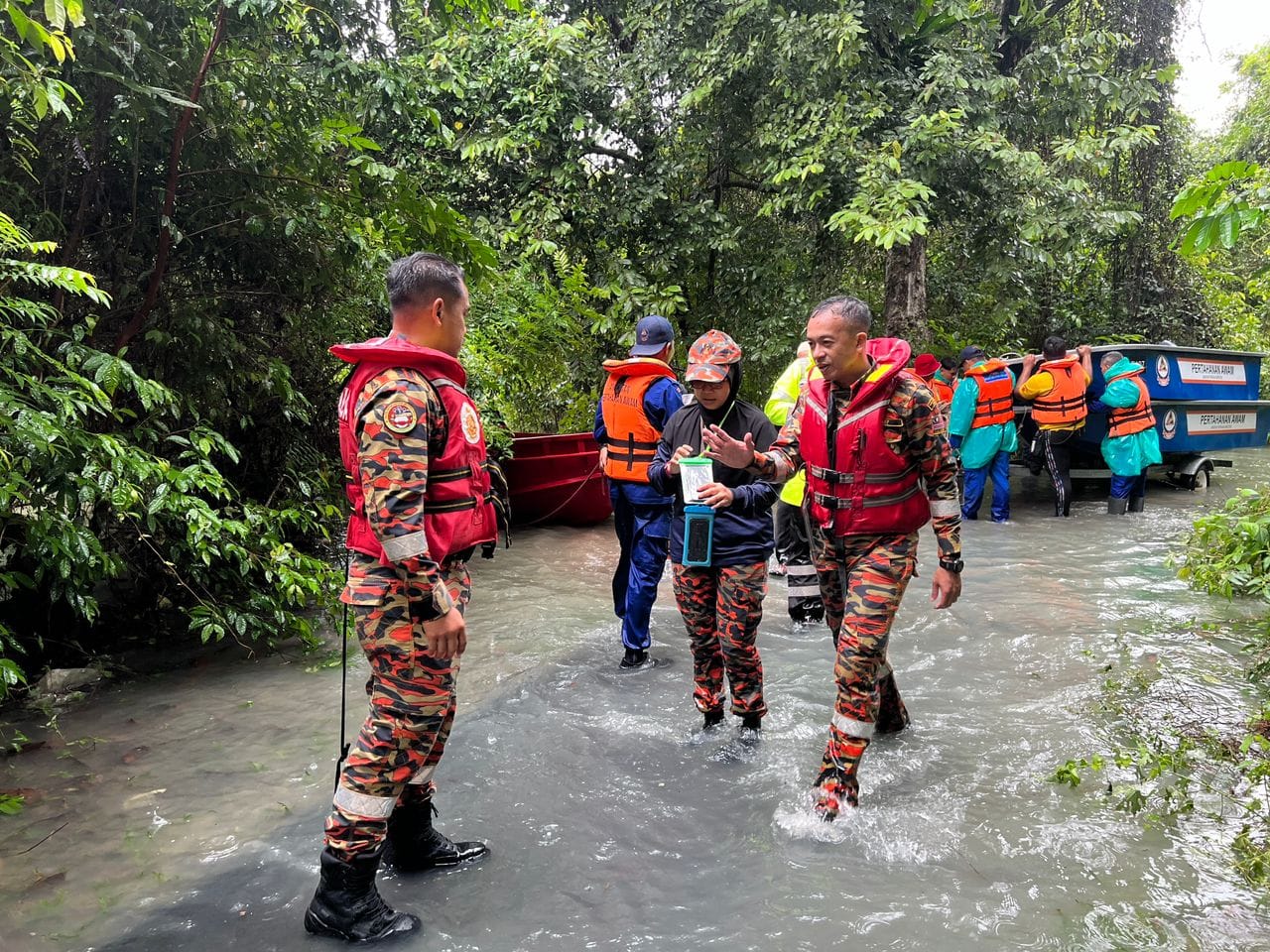 Tiga pasukan bomba Perak ditugas bantu operasi banjir Pantai Timur