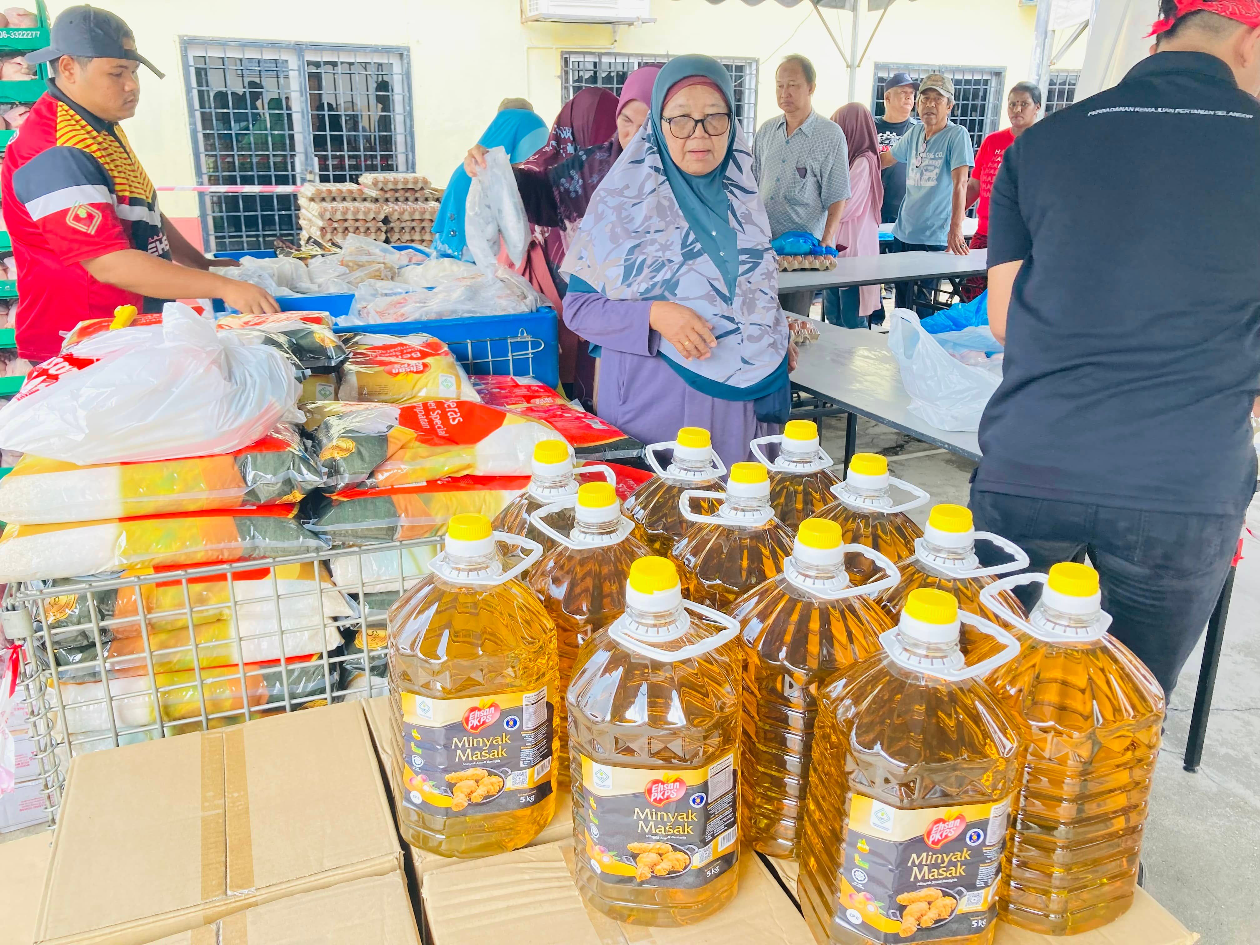 Puas hati barang asas murah berkualiti, warga emas kunjungi JER berulang kali