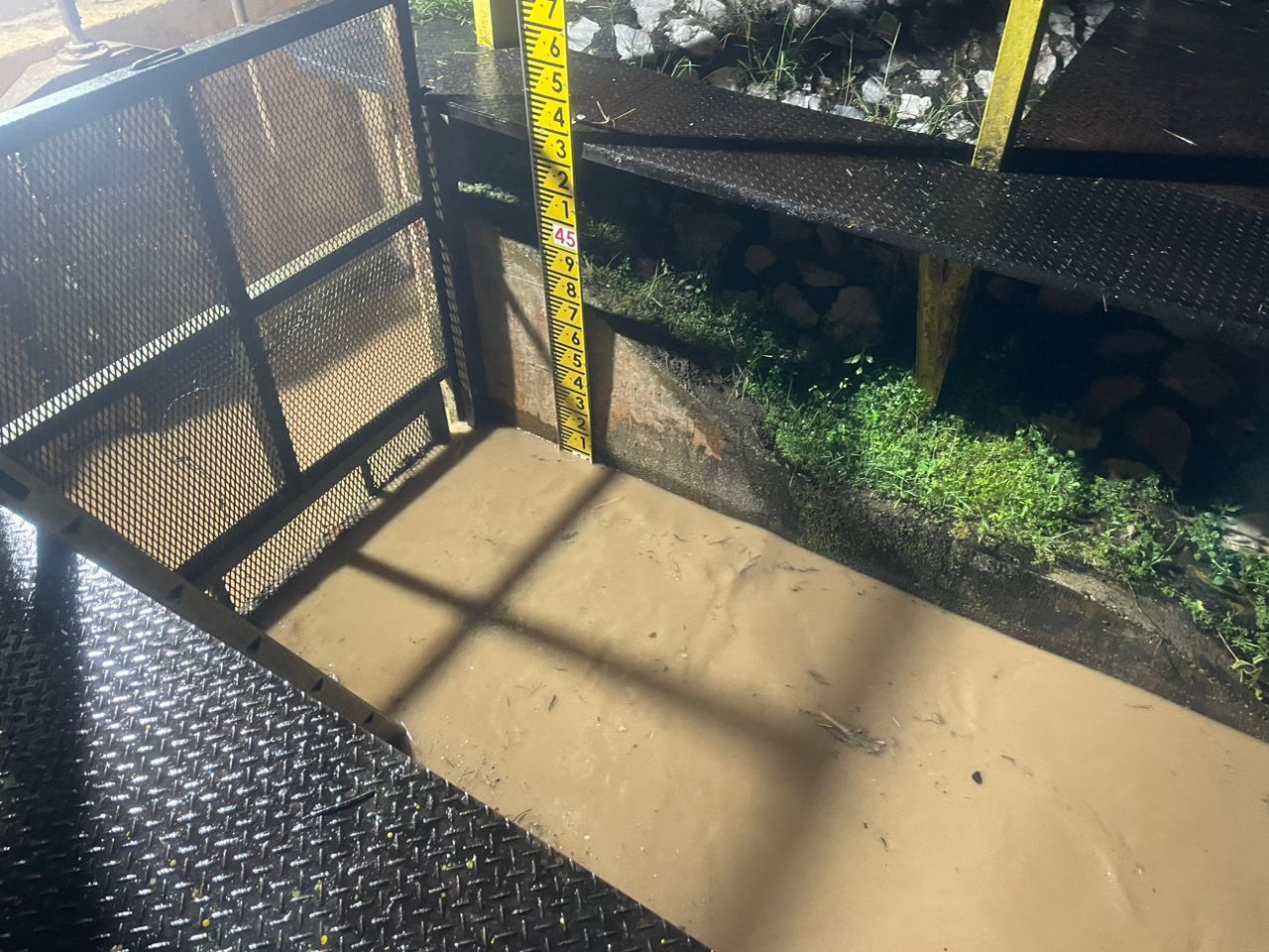 峇冬加里河昨晚一度高浊度    滤水站停运2小时.用户不受影响