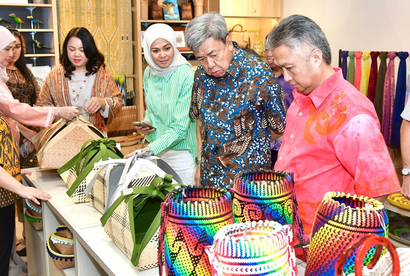 Sultan, Tengku Permaisuri berkenan lawat galeri kraf tangan Sarawak