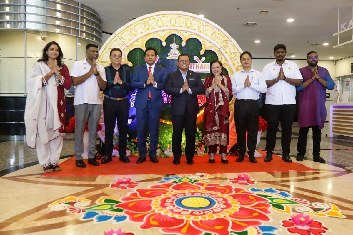 MB rasmi hiasan rangoli di bangunan pentadbiran Kerajaan Negeri
