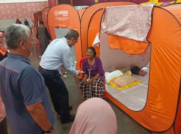 甘榜丹绒暹罗水灾 祖基菲里慰问灾黎派援金