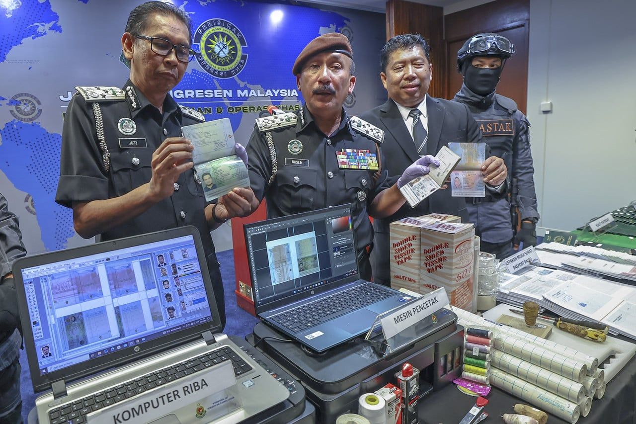 捣破大本营起获120本假护照    孟籍主谋与2得力助手落网