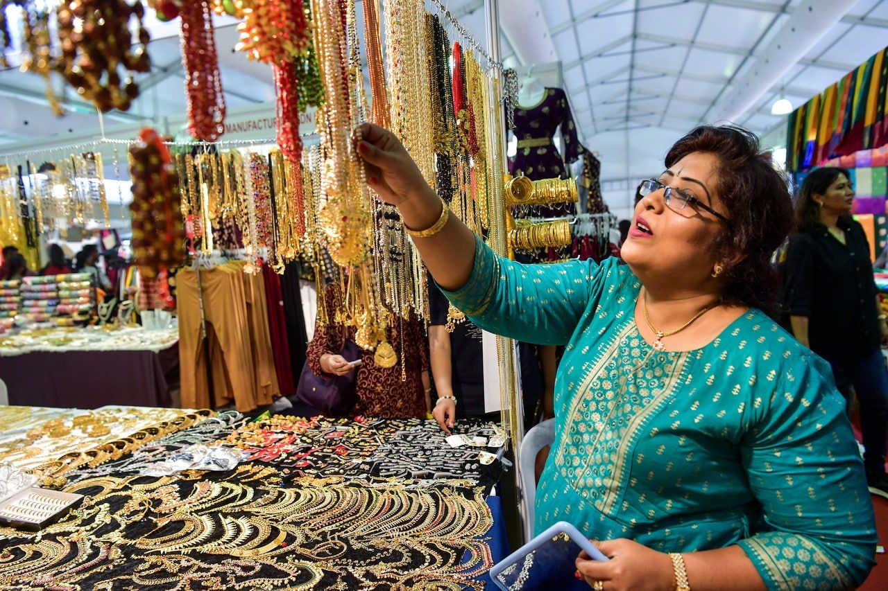 印裔同胞忙冲刺采购 本周日迎庆屠妖节