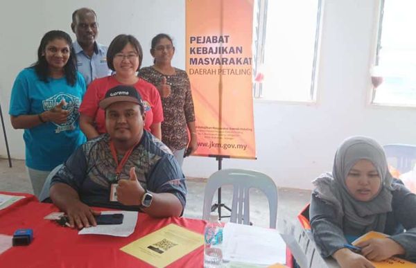 சமூக நல இலாக்கா மற்றும் பொது தொண்டர்கள் புக்கிட் லஞ்சாங் தொகுதியில் சமூக நல உதவிக்கு பதிவு