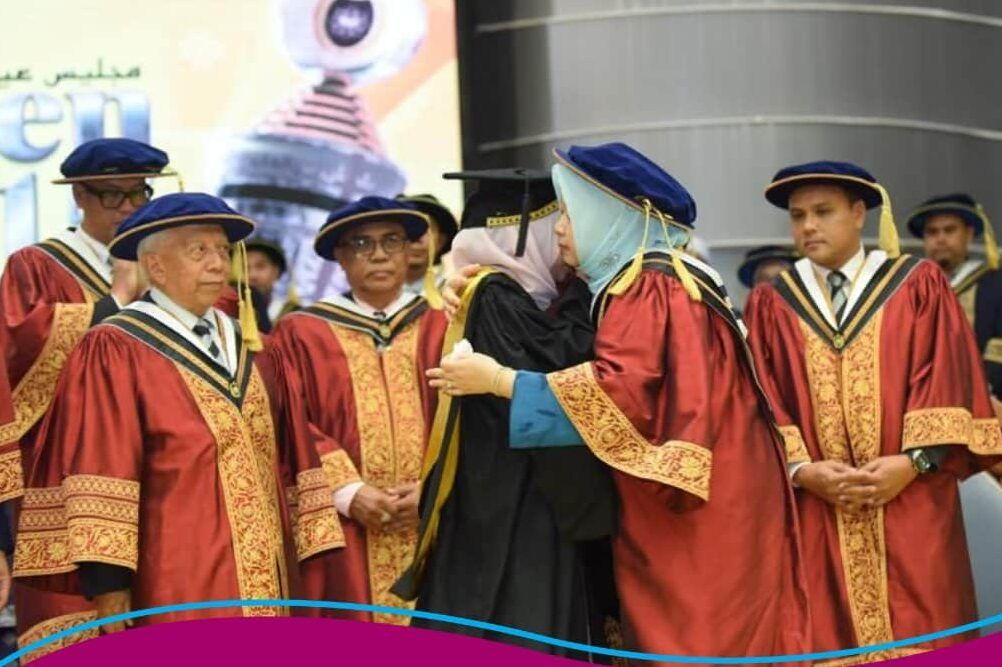 上台前15分钟接父亲逝世噩耗 大学生含泪接领毕业证书