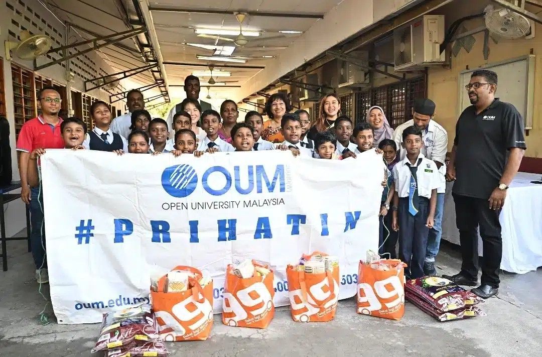 திறந்தவெளி பல்கலைக்கழகத்திடமிருந்து  24 மாணவர்களுக்கு உணவு மற்றும் தீபாவளி அன்பளிப்பு