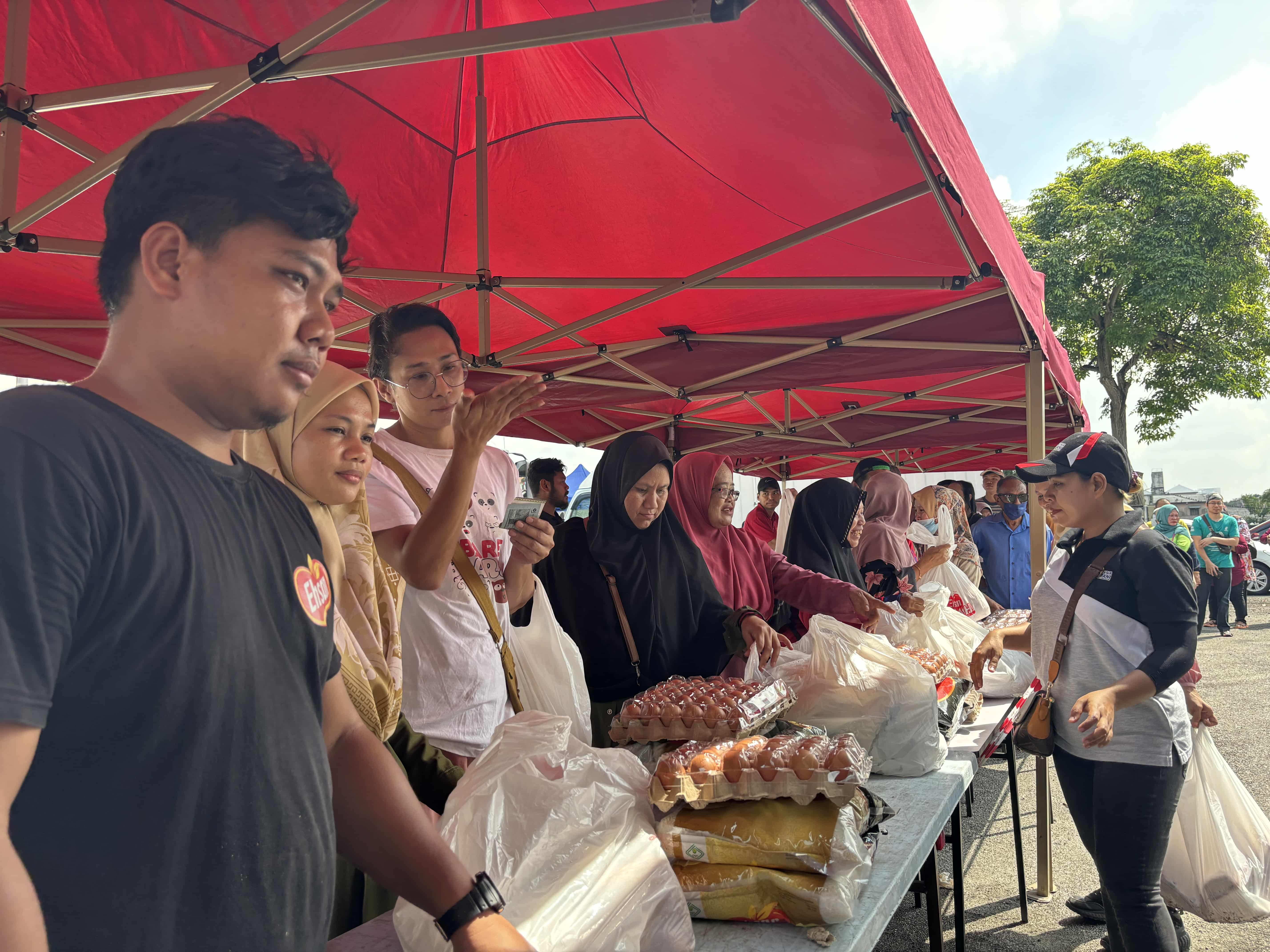 300 serbu jualan murah DUN Pelabuhan Klang sempena Deepavali