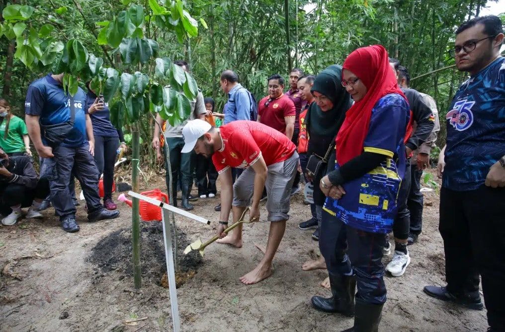 雪足球协会拨2万与森林局携手 乌鲁鹅唛森林保留地种2000棵树