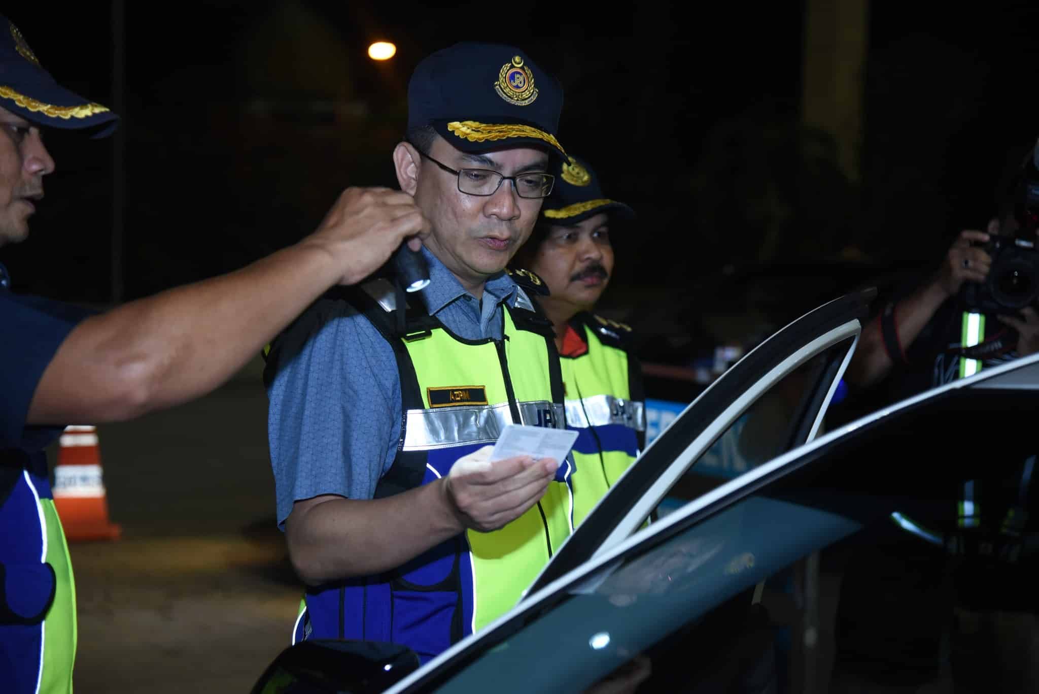 加影峇都联合行动开1146罚单 22岁男无照驾巴士载40人