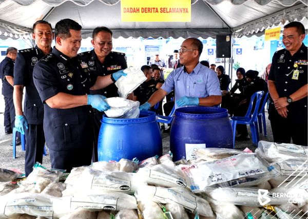 登警方销毁总值620万 各类缉获毒品