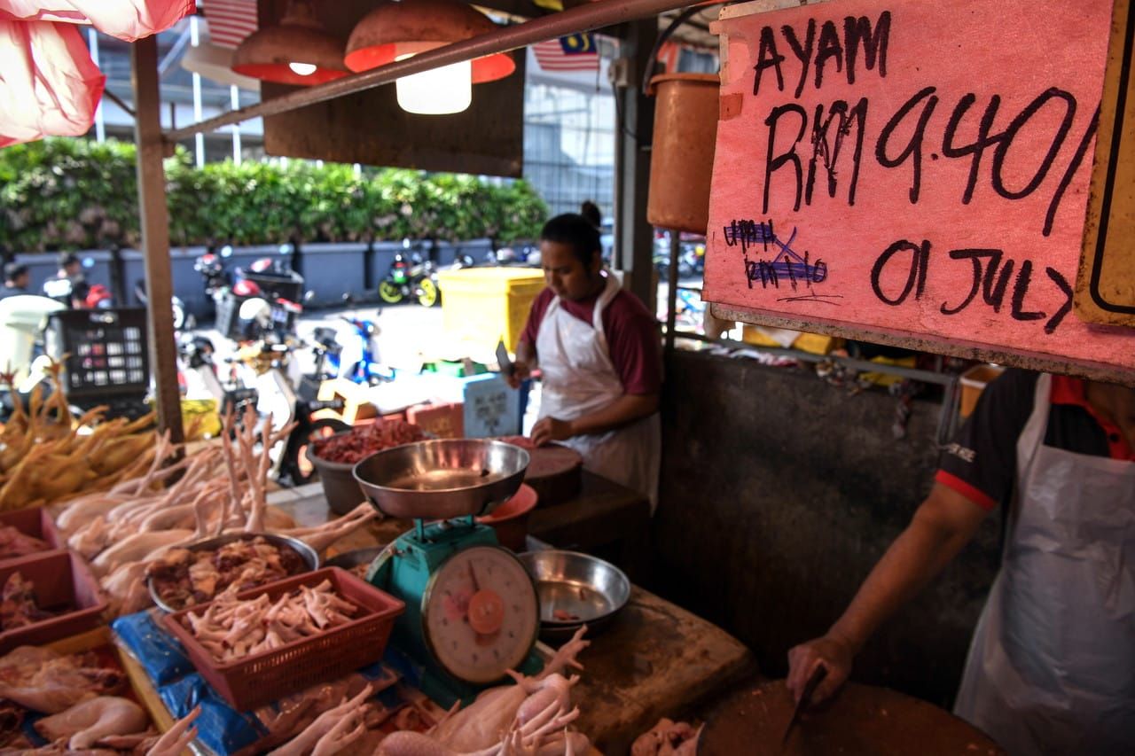 Apung harga ayam: Pengeluar, pemborong, peruncit bersaing tawar harga kompetitif