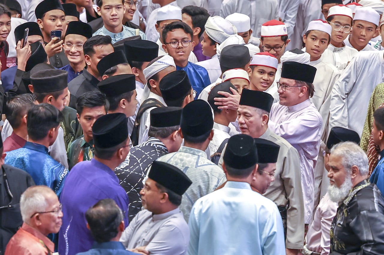 Setahun terajui kerajaan, Anwar bina semula asas tingkat taraf ekonomi, rakyat