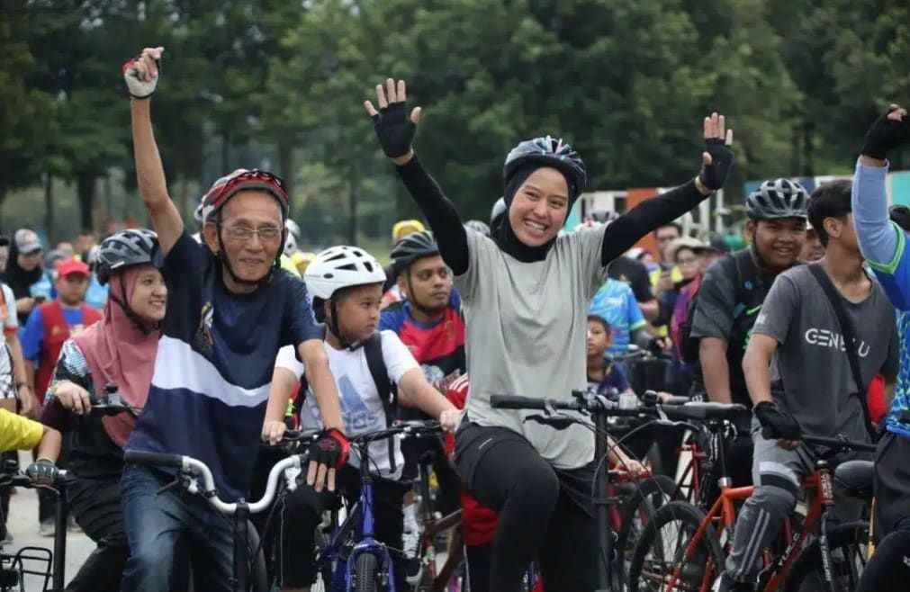 莎阿南无车日热闹不已  2000人齐响应低碳生活