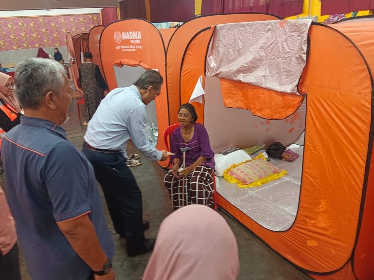 Ahli Parlimen Kuala Selangor ziarah 47 mangsa terjejas air pasang besar