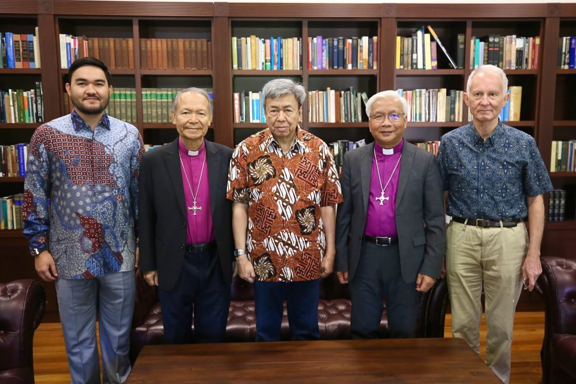 Sultan Sharafuddin visits Sarawak's Anglican Bishop