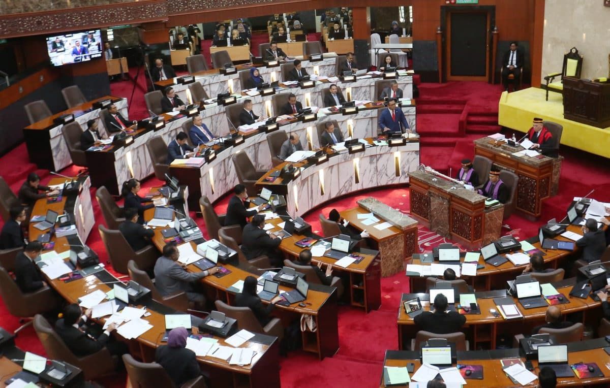 刘永山满意州议会今早表现 出席率近满.回答了13口头提问