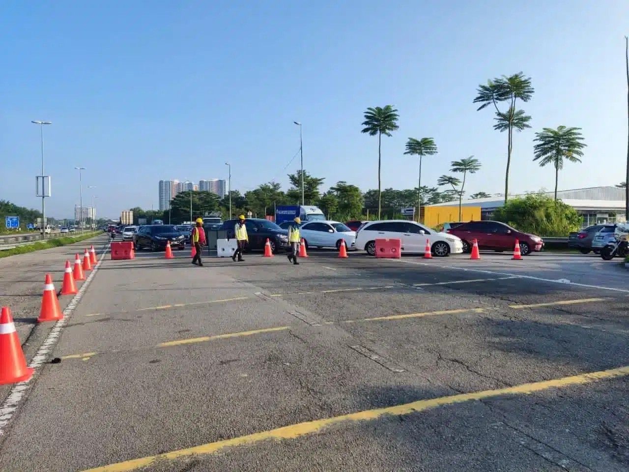 வெள்ளம் காரணமாக ஜாலான் பண்டார் பாரு சாலாக் திங்கி (பிபிஎஸ்டி)-கோத்தா வாரிசன் சாலை மூடப்பட்டது