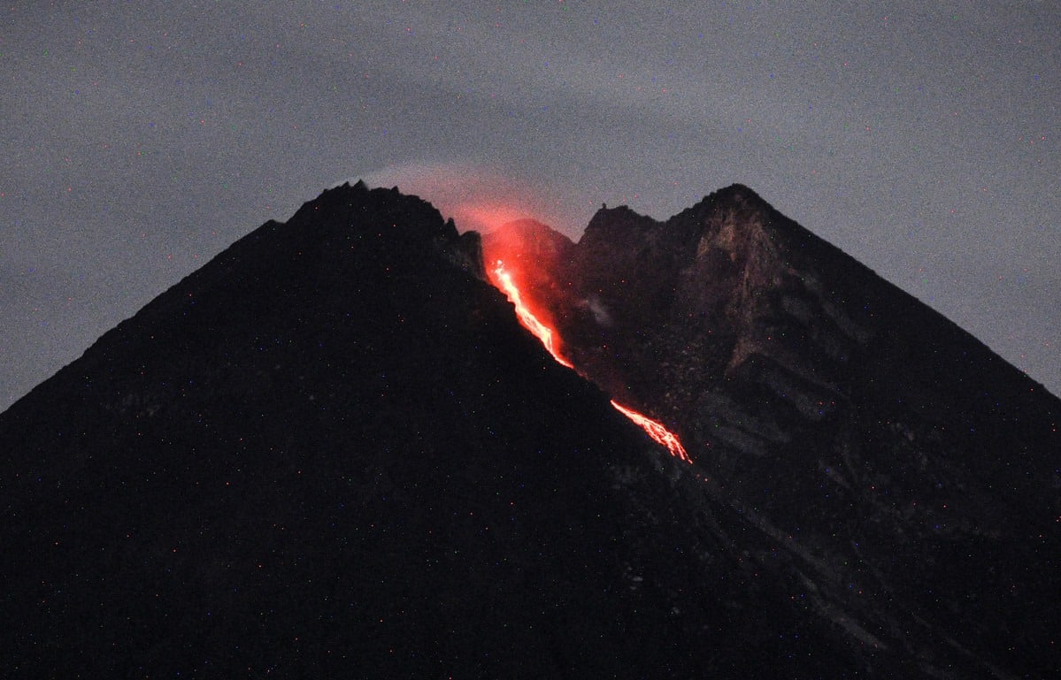 Gunung Merapi di Indonesia muntahkan abu setinggi 2,000 meter