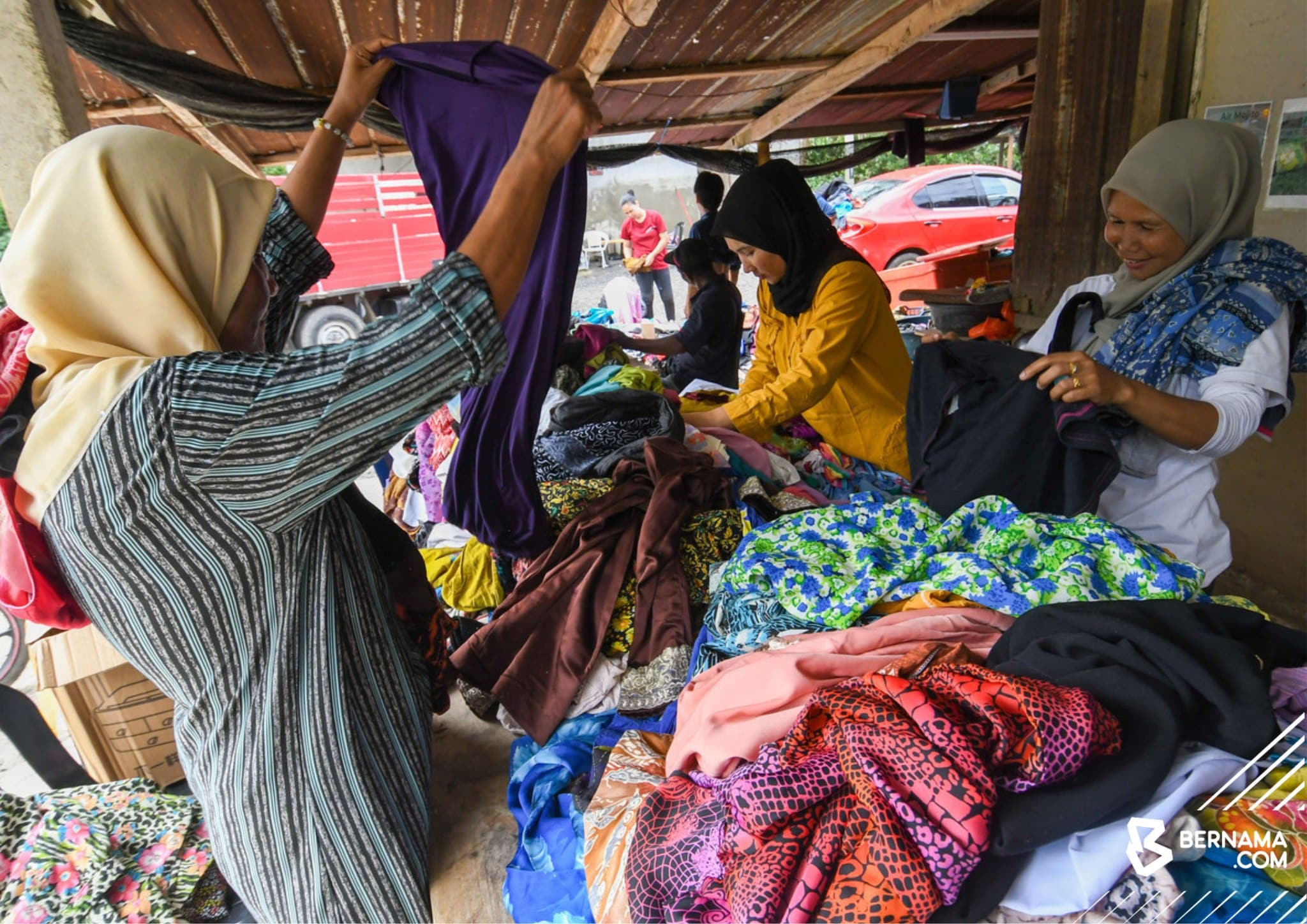 Kedai kopi jadi lokasi edar baju terpakai untuk mangsa banjir