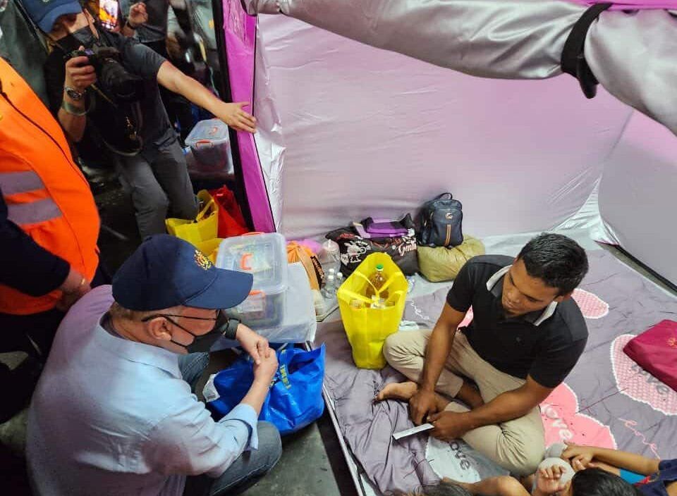 வெள்ள நிலையை நேரில் ஆய்வு செய்ய பிரதமர் கிளந்தான் சென்றுள்ளார்