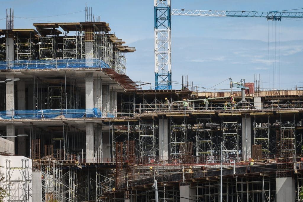 மழை காலத்தில் முன்னெச்சரிக்கை நடவடிக்கைகளை எடுக்க கட்டுமானத் துறையினருக்கு வலியுறுத்து