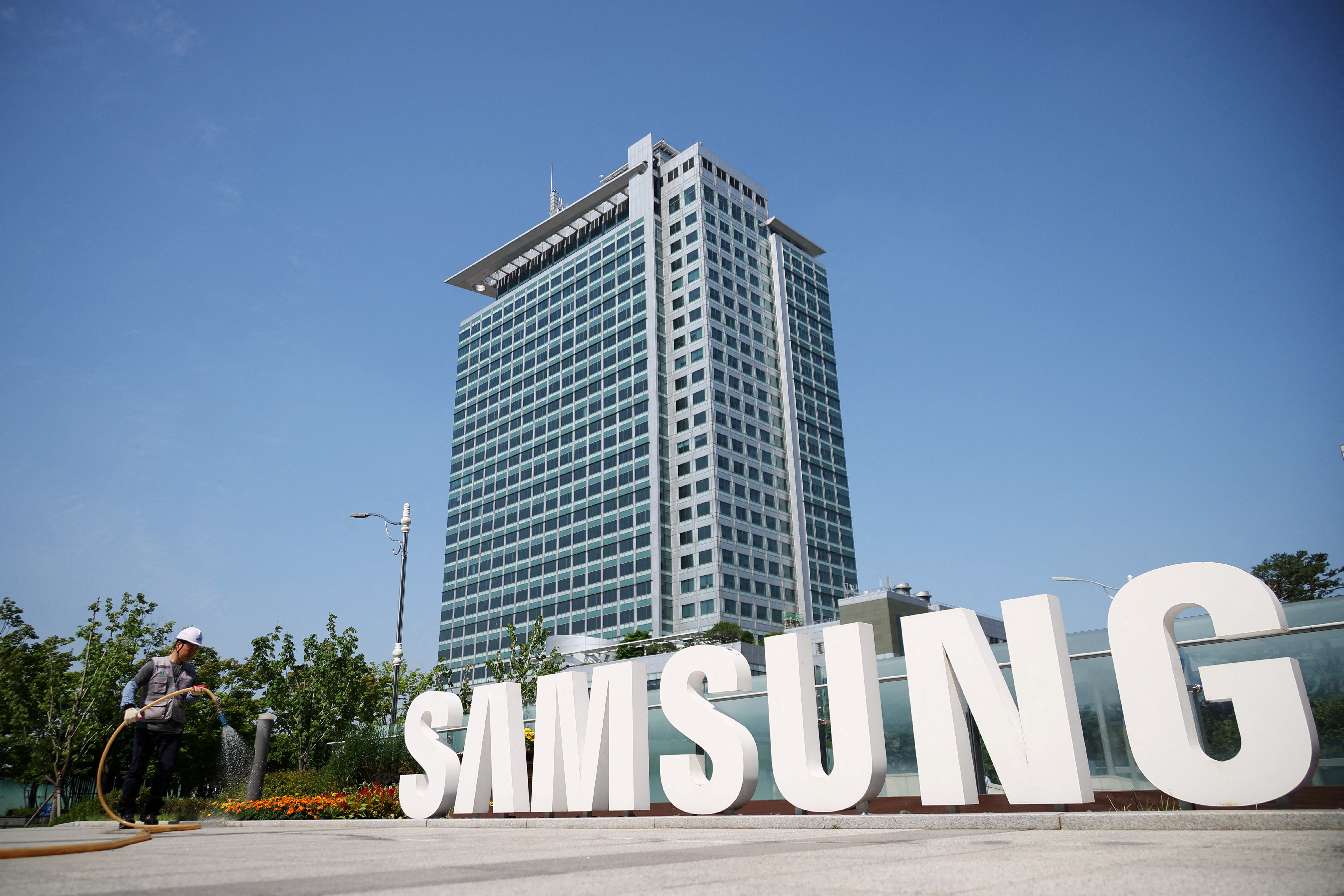 Arrest warrant issued for ex-Samsung Electronics official over chip tech leak