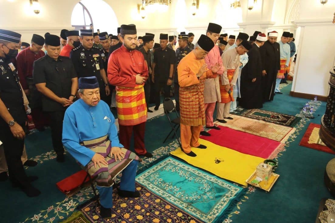 Agong, Sultan solat Jumaat bersama 700 penduduk di Masjid Raja Lumu