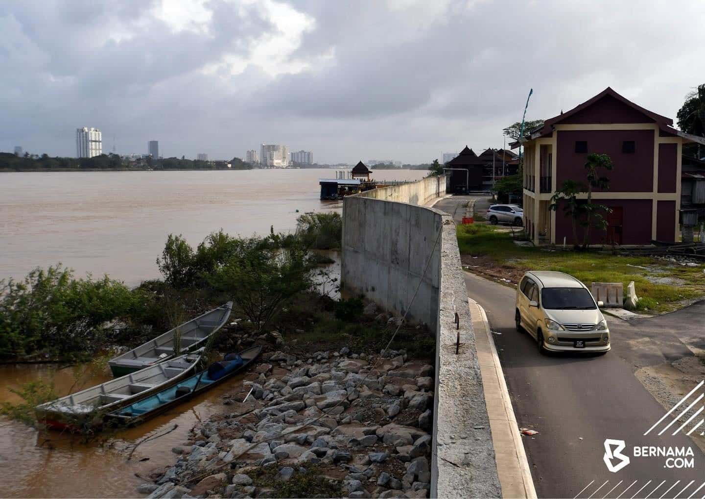 Mangsa banjir bimbang persiapan sekolah anak belum selesai