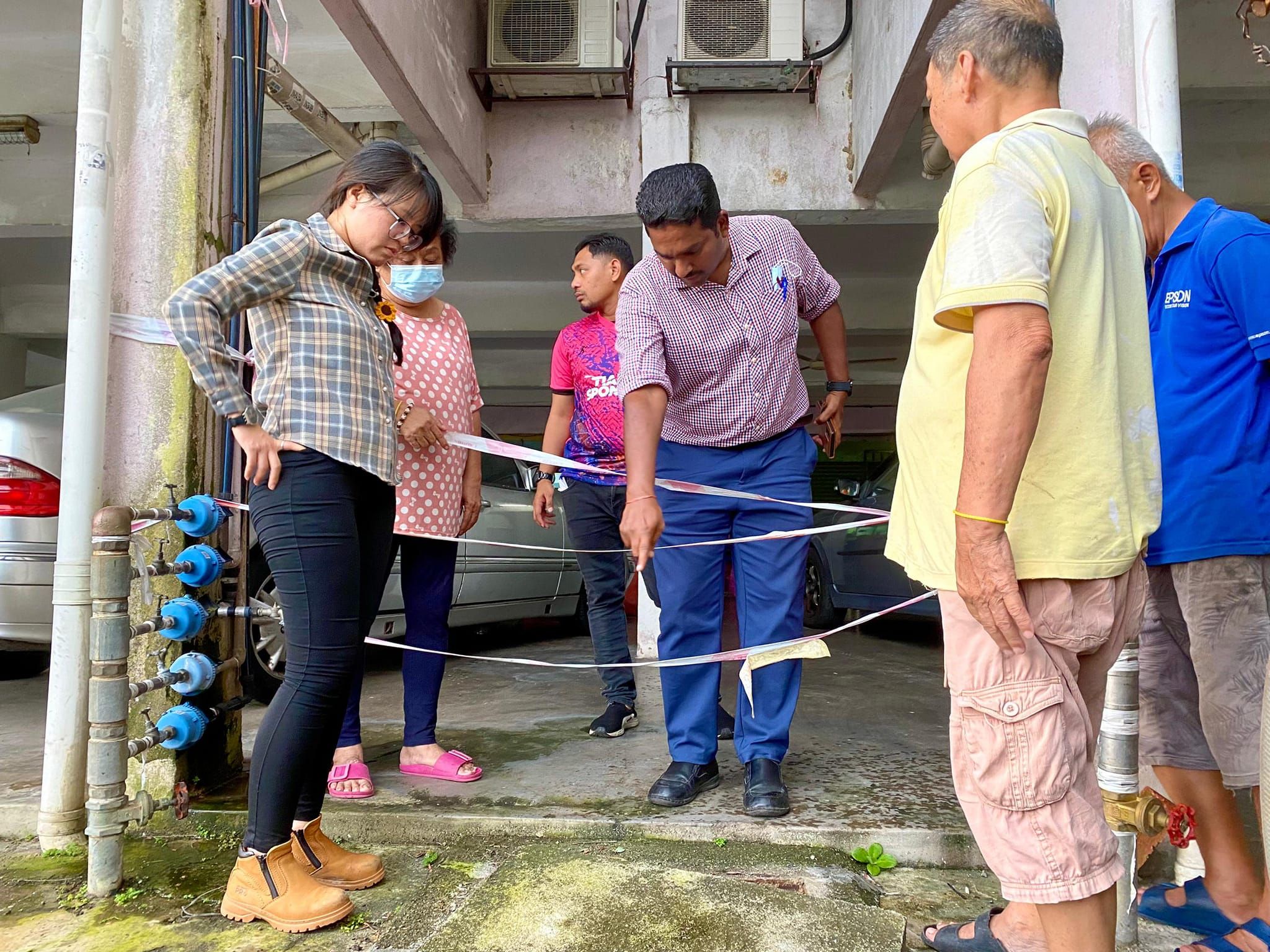 组屋居民投诉排污管阻塞  王诗棋与IWK巡视寻策解决