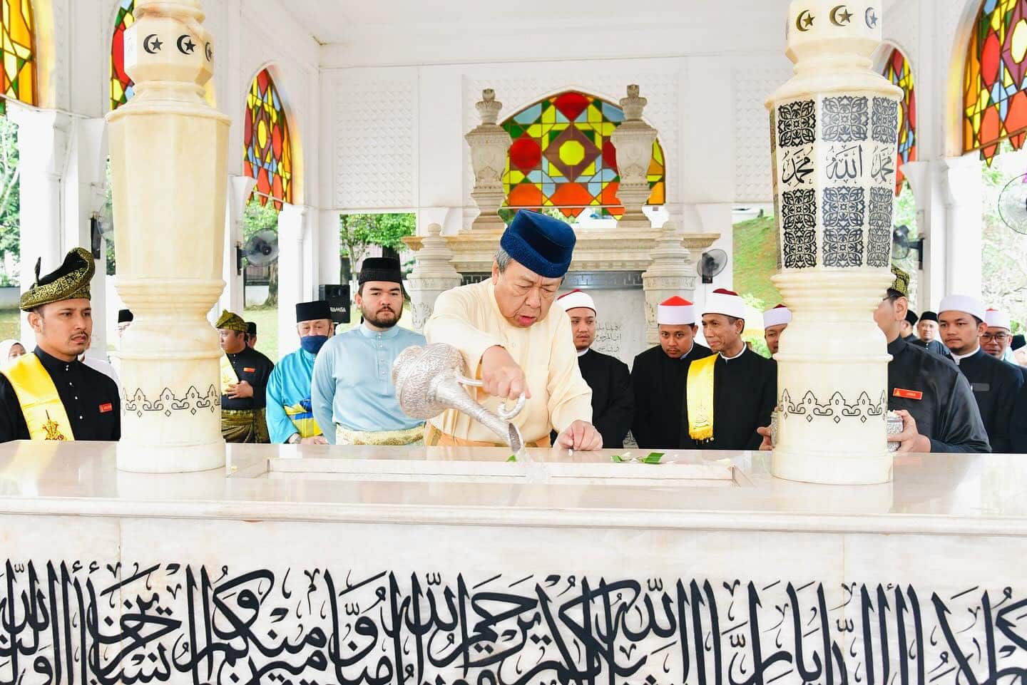 Sultan ziarah makam almarhum nenda, ayahanda