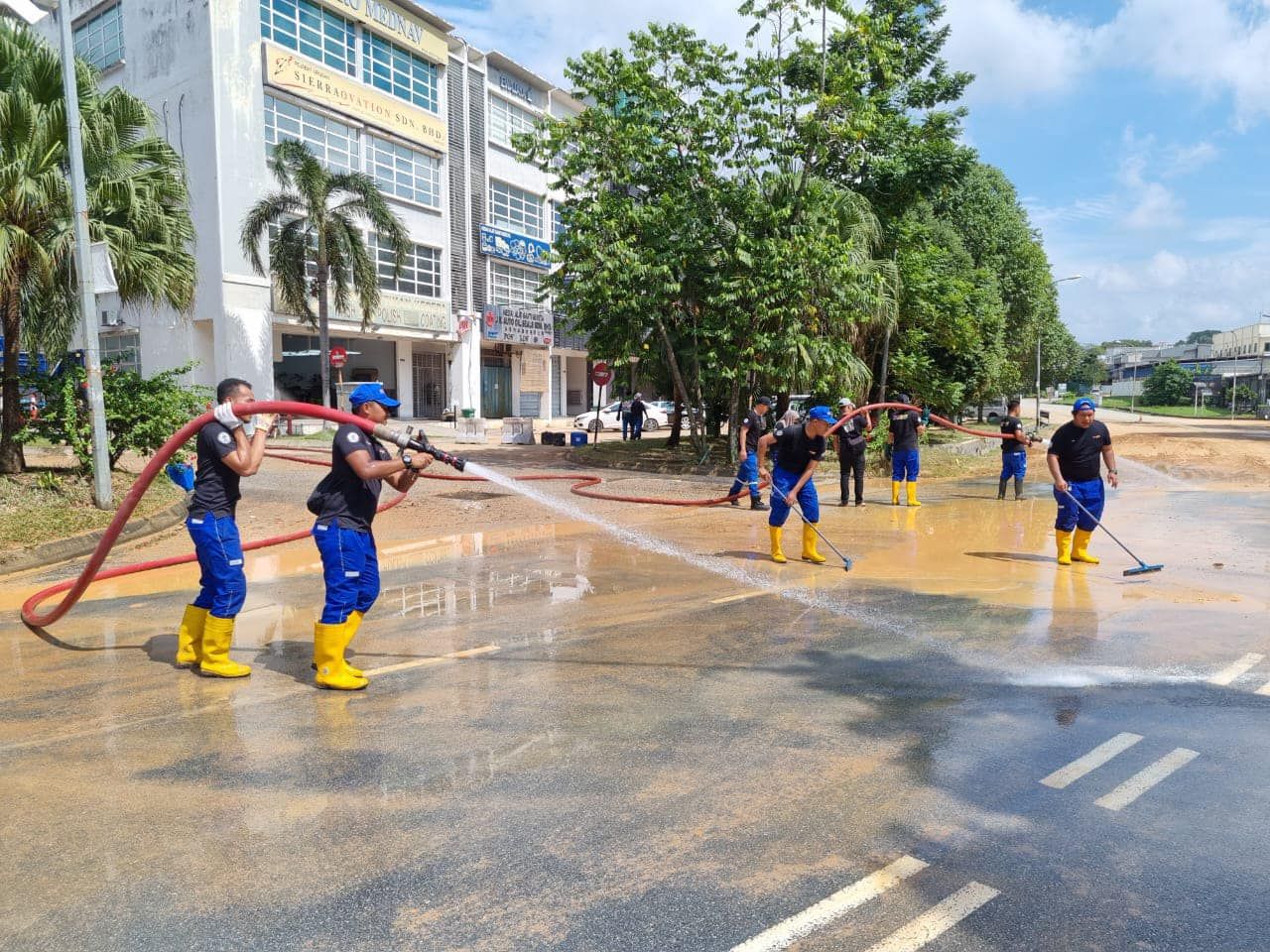 梳邦市厅安排快速行动队  清洗蒲种再也拉央拉央黄泥路