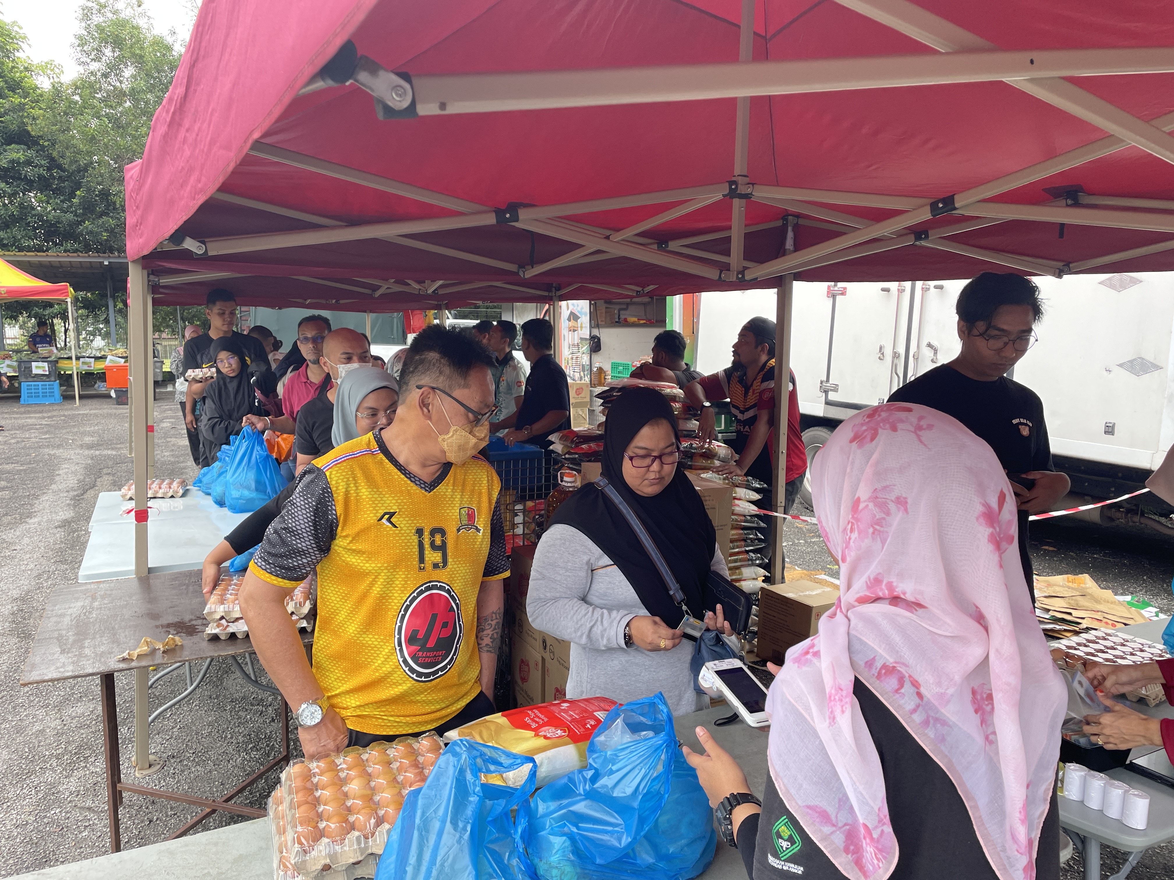 Penduduk Bukit Jelutong tidak lepas peluang beli barangan dapur murah