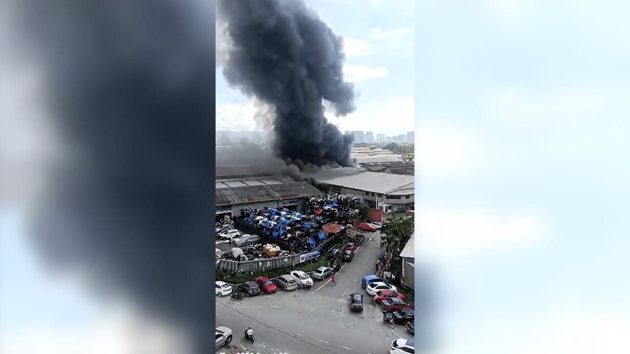 （视频）峇都喼油漆厂失火浓烟冲天 所幸没有死亡事故