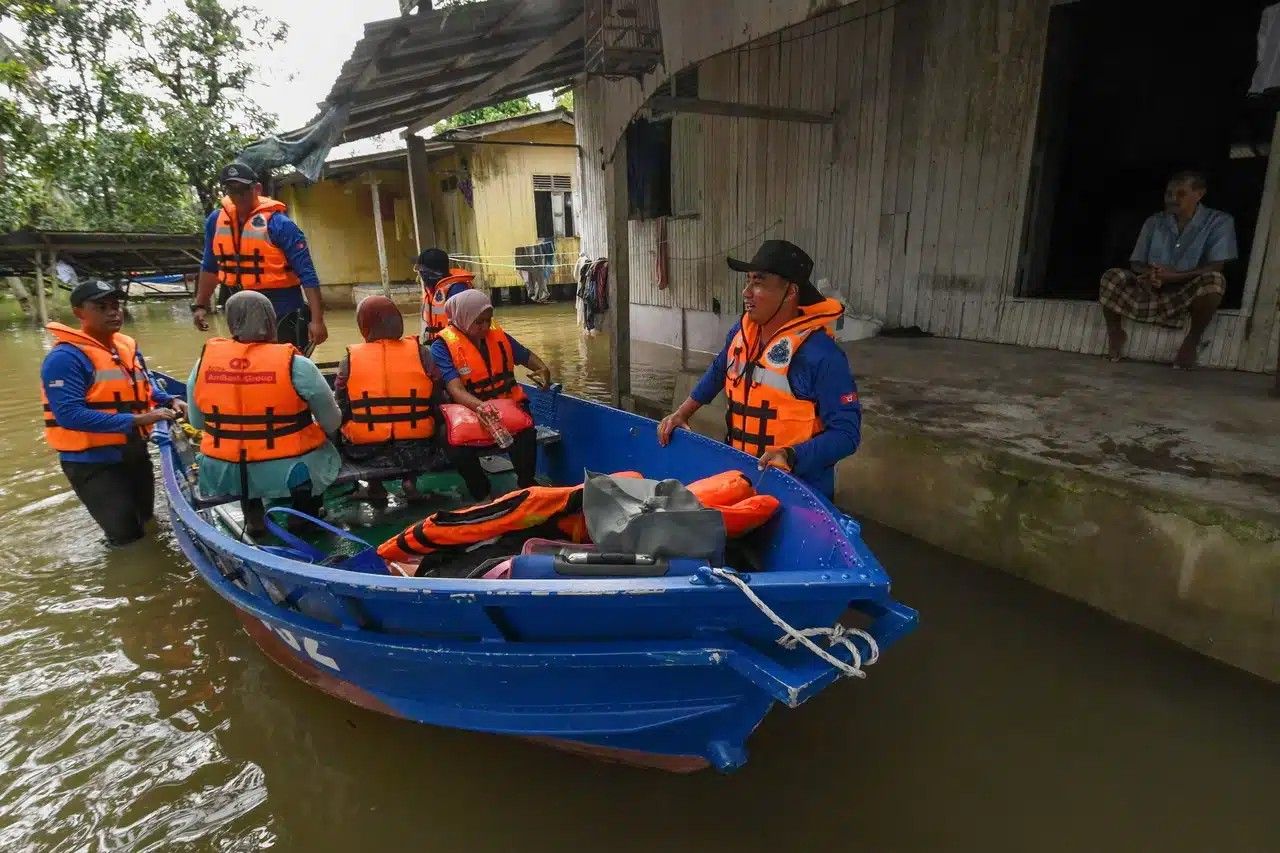 பேராக்கில் மீண்டும் வெள்ளம் - கெடாவில் மேலும் அதிகமானோர் நிவாரண மையங்களுக்கு மாற்றம்
