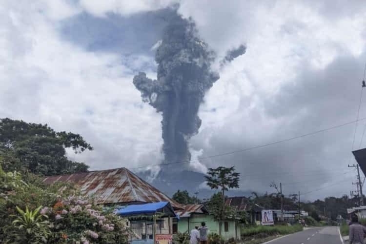 Lapangan terbang Minangkabau ditutup akibat abu Gunung Marapi