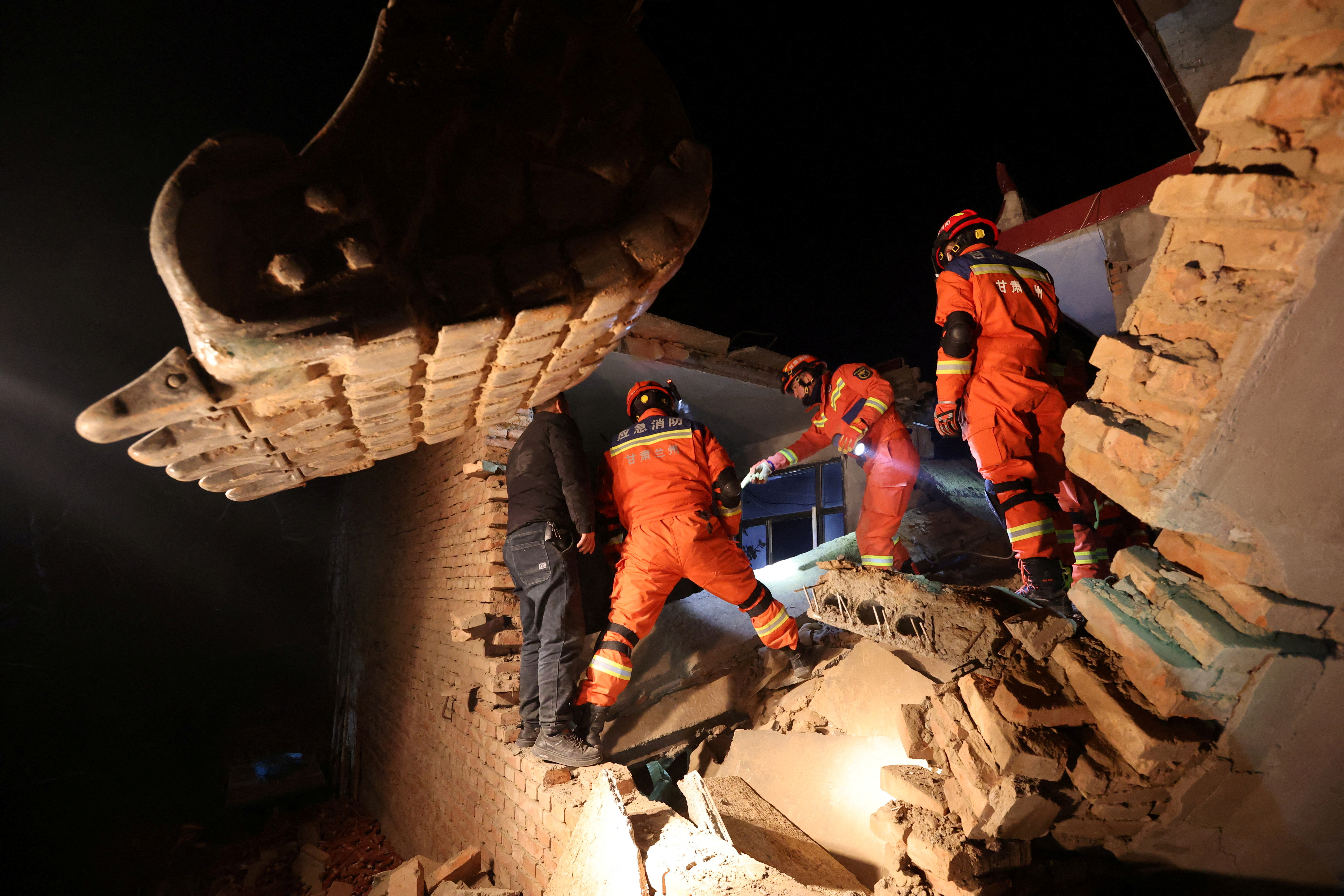 China allocates emergency funds for road restoration in quake-hit regions