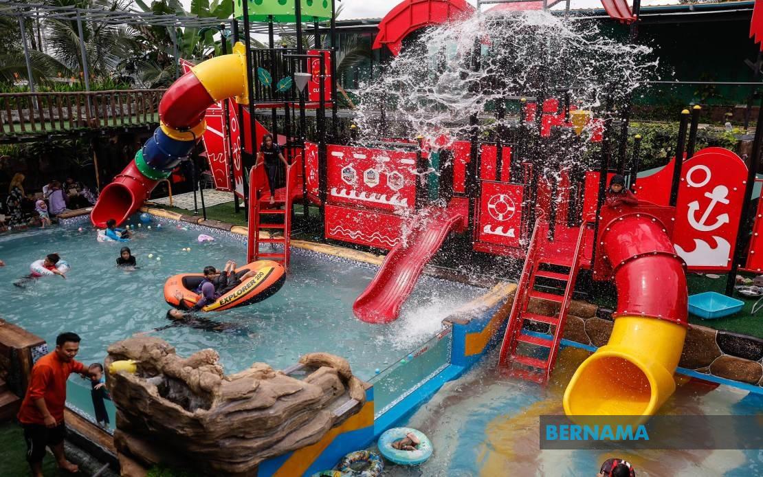 Father turns backyard into mini water park for kids